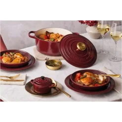 Cocotte En Fonte*LE CREUSET Cocotte en Fonte Ronde 24 cm Garnet Bouton Doré Signature